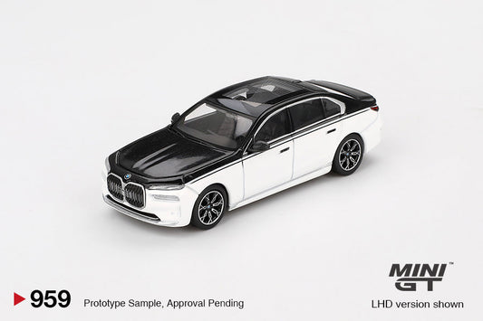 BMW i7 xDrive60 Alpine White / Black Sapphire 1:64 scale model car - Mini GT