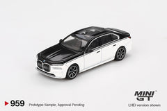 BMW i7 xDrive60 Alpine White / Black Sapphire 1:64 scale model car - Mini GT