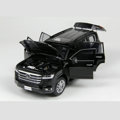 Toyota Land Cruiser White 1:18 scale model car