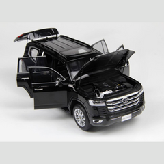 Toyota Land Cruiser White 1:18 scale model car