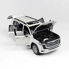 Toyota Land Cruiser White 1:18 scale model car