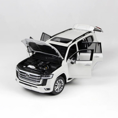 Toyota Land Cruiser White 1:18 scale model car