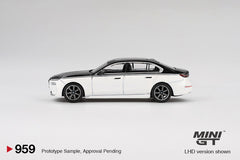 BMW i7 xDrive60 Alpine White / Black Sapphire 1:64 scale model car - Mini GT